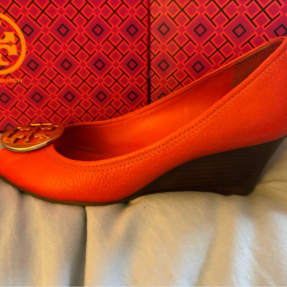 Tory Burch Women's Burt Orange Peep Toe Wedges - Size 9.5 - Picture 6 of 8